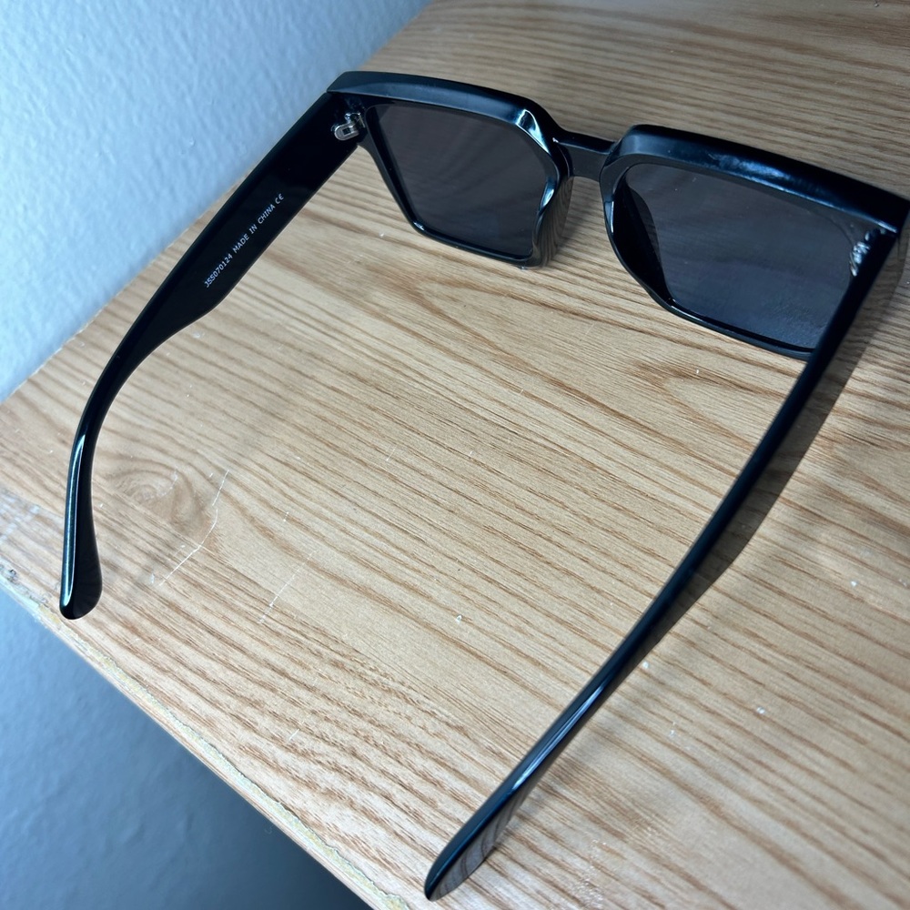 New! Black Rectangular Sunglasses - image 3